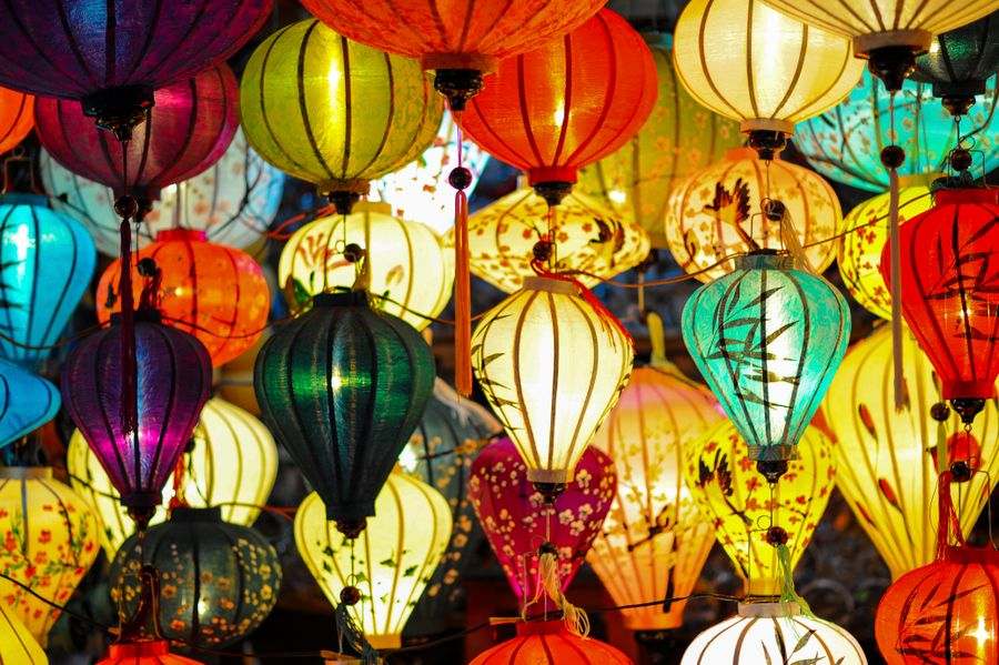 Lampion kertas beraneka warna tergantung di atas jalan malam