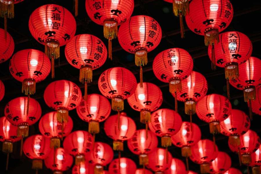 Lampion kertas merah bergantungan menempel di langit-langit
