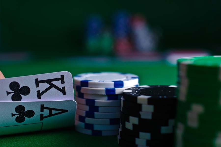 Kartu remi tersusun di atas meja poker