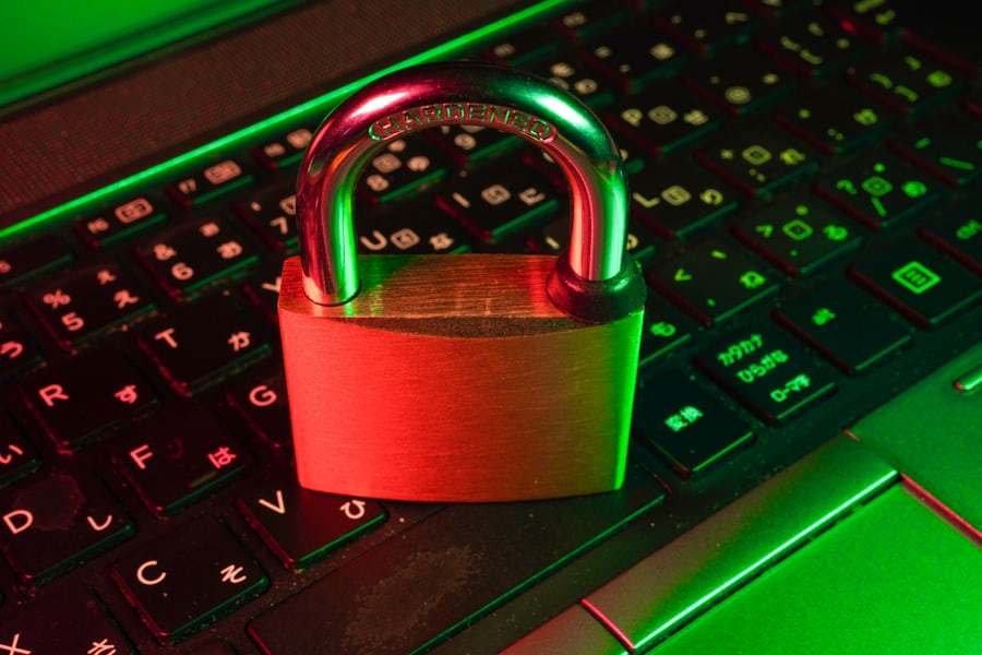 Gembok digital di atas papan ketik laptop melambangkan keamanan akun